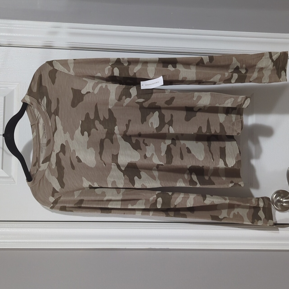 NWT Banana Republic - Camo Long Sleeve Tee - Size Medium